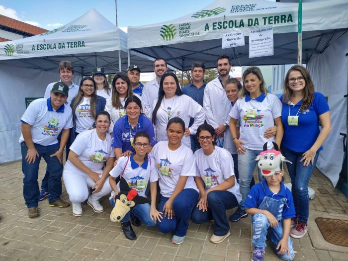 FAMÍLIA NA PRAÇA REÚNE CENTENAS DE PESSOAS.